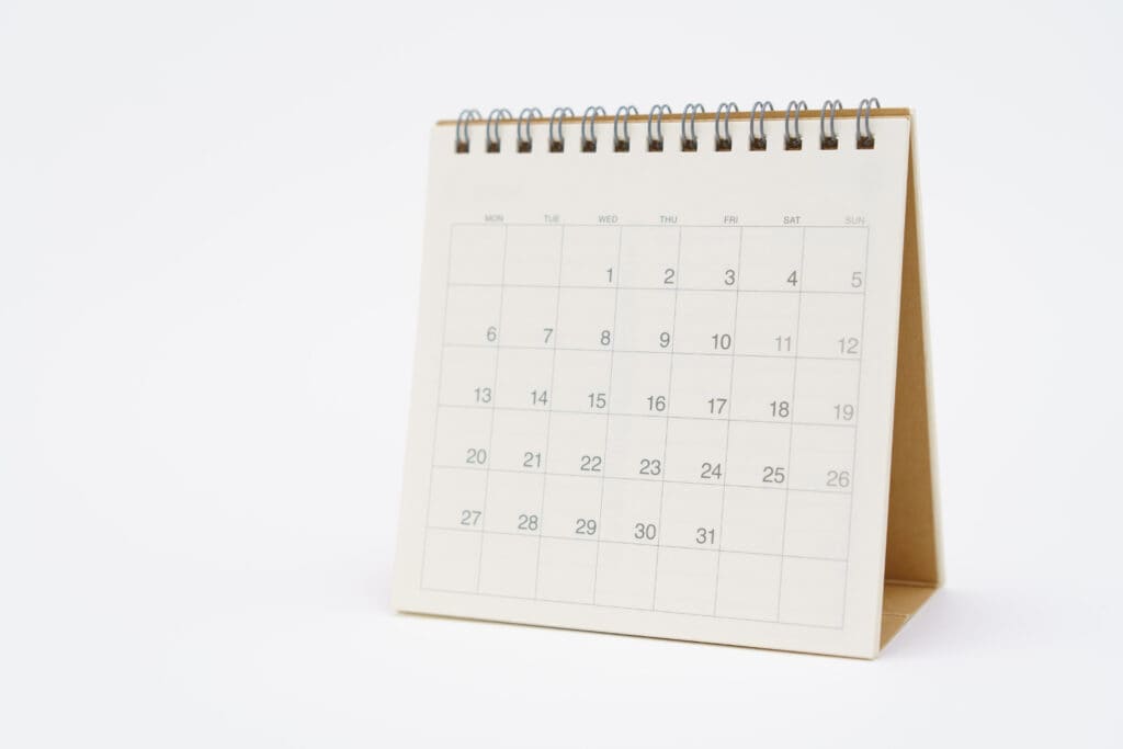 לוח שנה שולחני על רקע לבן.